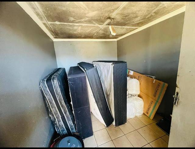 18 BEDROOM HOUSE FOR SALE IN KEMPTON PARK EXT 02